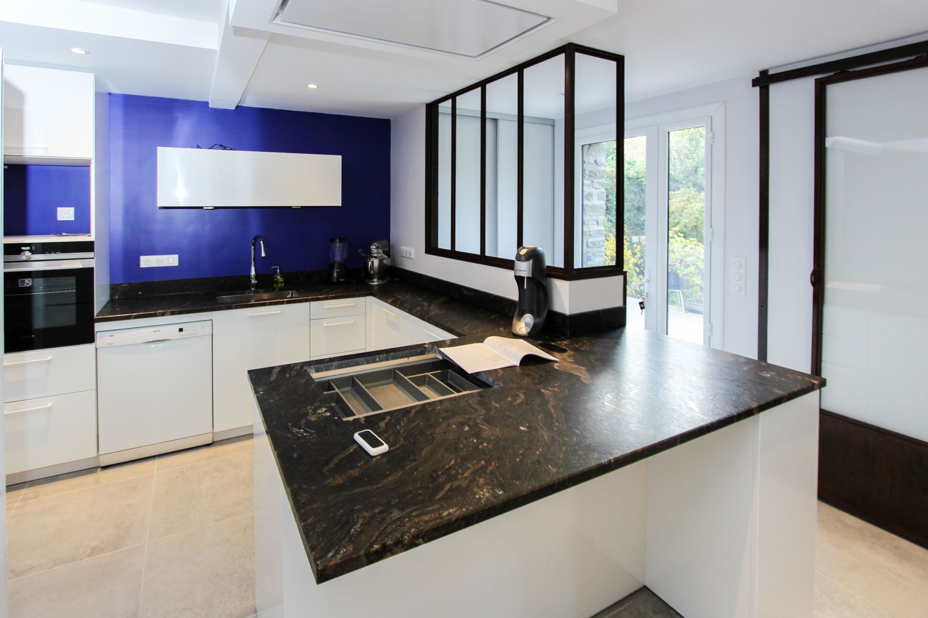 cuisine – verriere – blanc – noir – granit – bleu